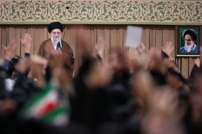 13 آبان باید در تاریخ و حافظه ملی بماند 13 آبان باید در تاریخ و حافظه ملی بماند