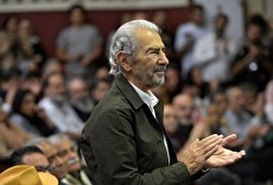 فرامرز قریبیان را مردم روی دست بلند کردند